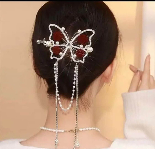 گیره چفتی پروانه آویزدار گل رزقرمز