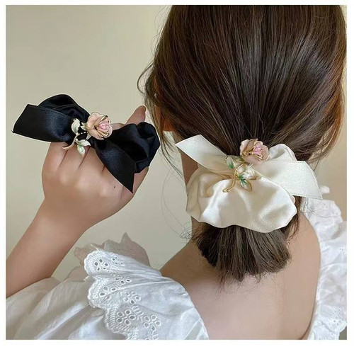 اسکرانچی مجلسی با سنجاق رز فلزی